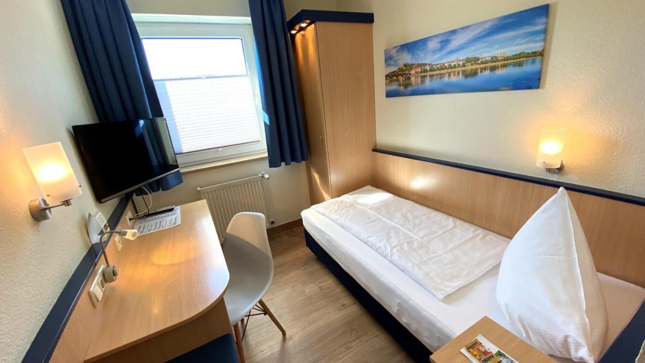 Hotel Am Wiesenweg L 24H Check-In Hausen  Екстер'єр фото