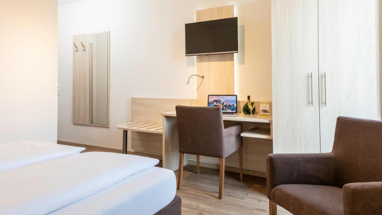 Hotel Am Wiesenweg L 24H Check-In Hausen  Екстер'єр фото